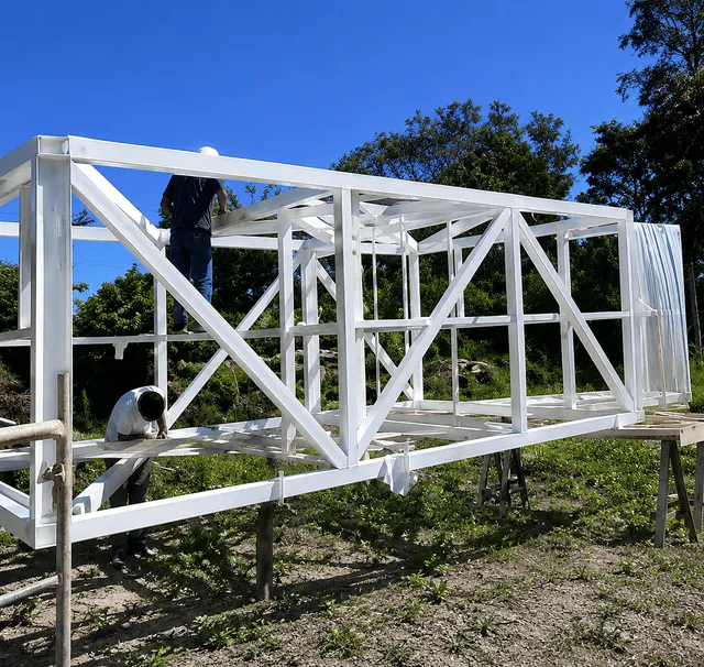 Estructura metálica con acabado anticorrosivo blanco