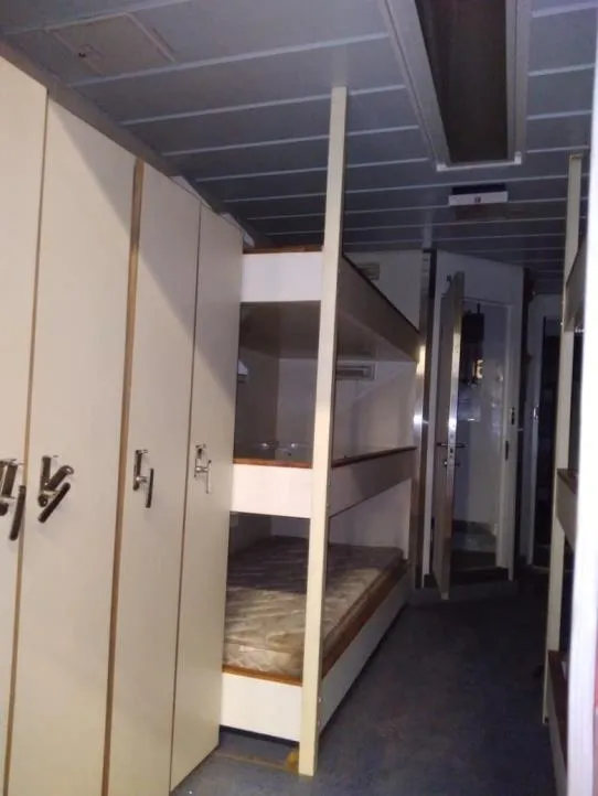 Interior del dormitorio con literas y casilleros