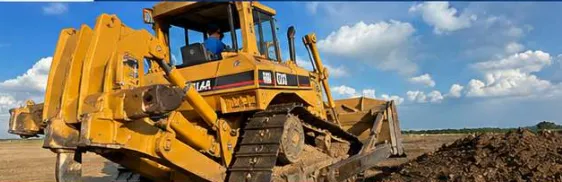 Bulldozer Caterpillar con desgarrador trasero trabajando en el despalme