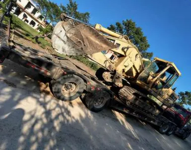 Excavadora cargada sobre plataforma para su traslado al sitio de trabajo