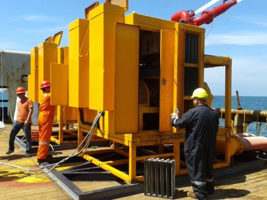 Montaje de equipo FiFi en cubierta de plataforma