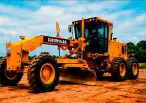Motoconformadora Caterpillar con hoja niveladora