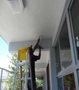 Trabajos de acabado en el plafón de un edificio