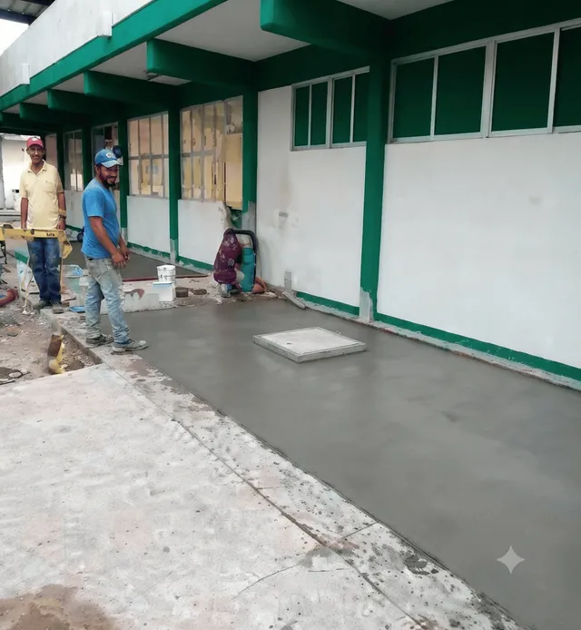 Colado de piso de concreto en pasillo exterior de una escuela
