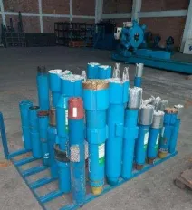 Inventario de herramientas de pesca en posición vertical