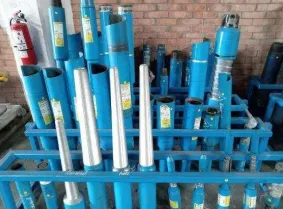 Tubos y herramientas de pesca almacenados en rack