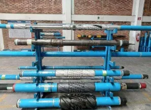 Molinos sobre rack horizontal, con las superficies de corte a la vista