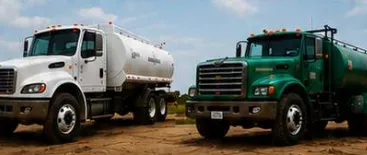 Dos pipas de agua de 20,000 litros sobre camión