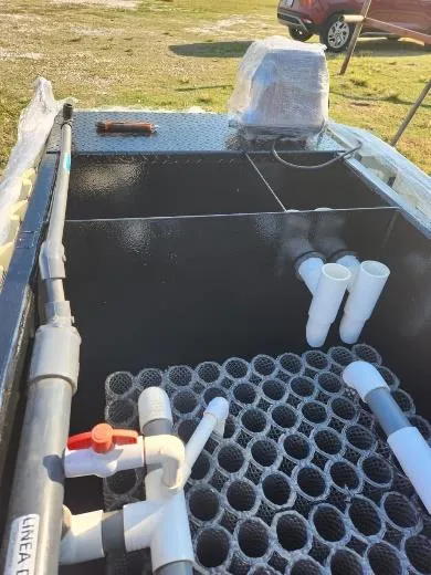 Interior de tanque con medios biológicos tipo biopack