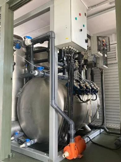 Tanque horizontal con panel de control y sistema de bombeo