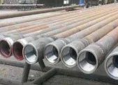 Tubería con conexiones roscadas apilada