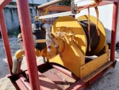 Winch en bastidor con cable enrollado en el tambor